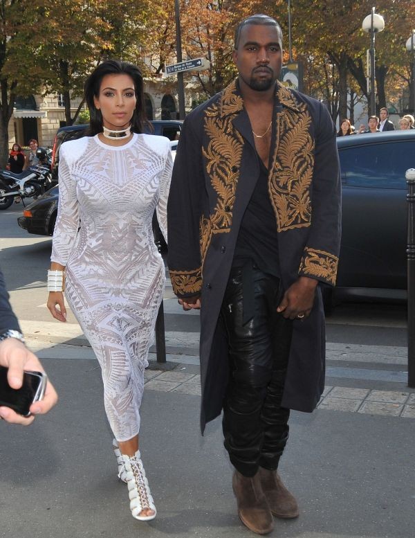 Kim Kardashian a Kanye West sa na módnu prehliadku starostlivo obliekli